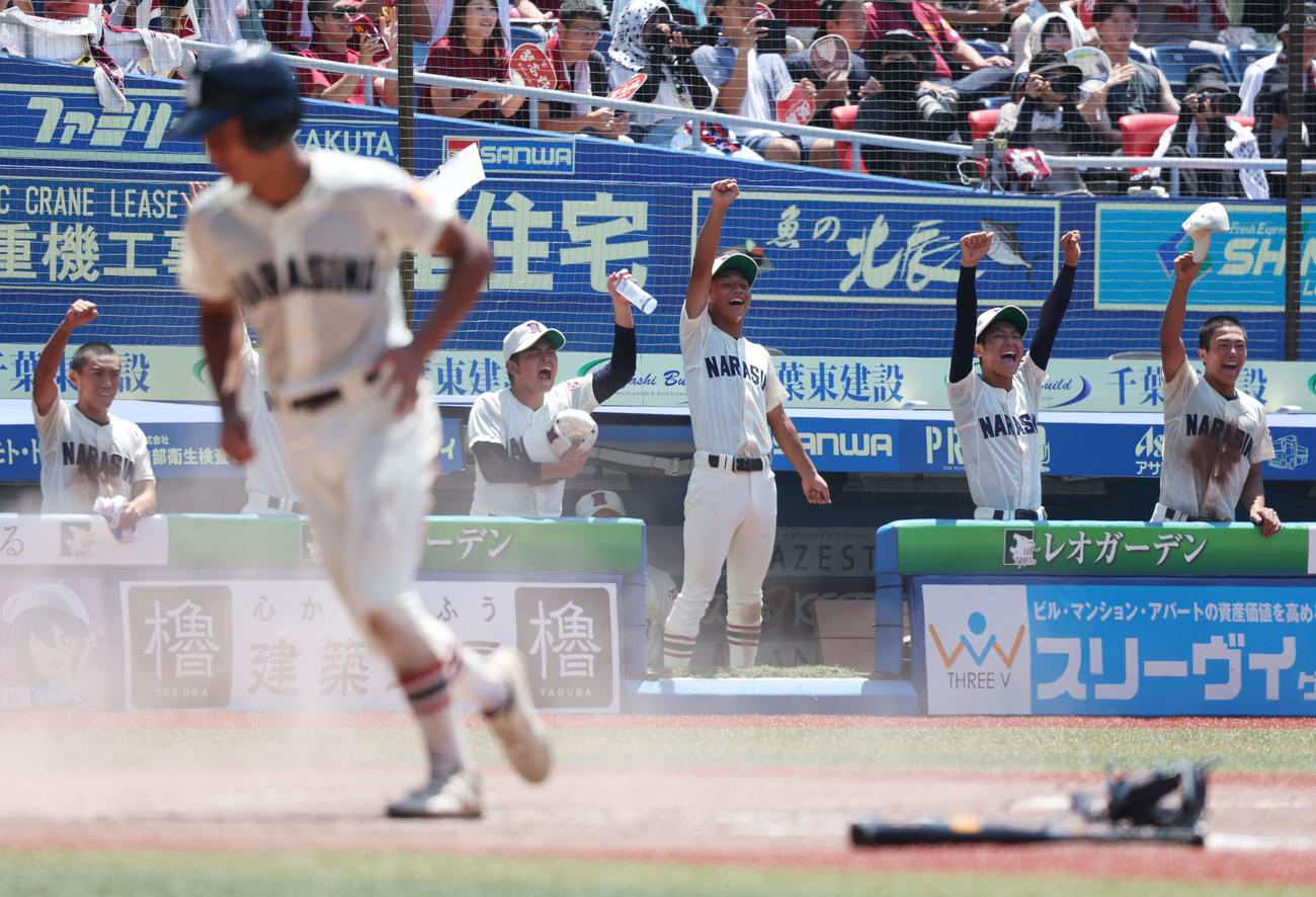 千葉商大付対習志野　2回裏習志野2死満塁、成田が2点適時打を放ち、ガッツポーズするベンチ（撮影・宮地輝）