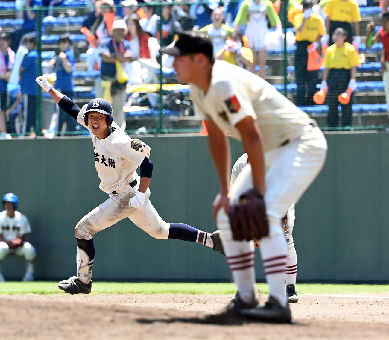 作新学院対文星芸大付　9回裏文星芸大付1死、左越えにサヨナラ本塁打を放ちガッツポーズを決める黒崎。投手磯（撮影・たえ見朱実）