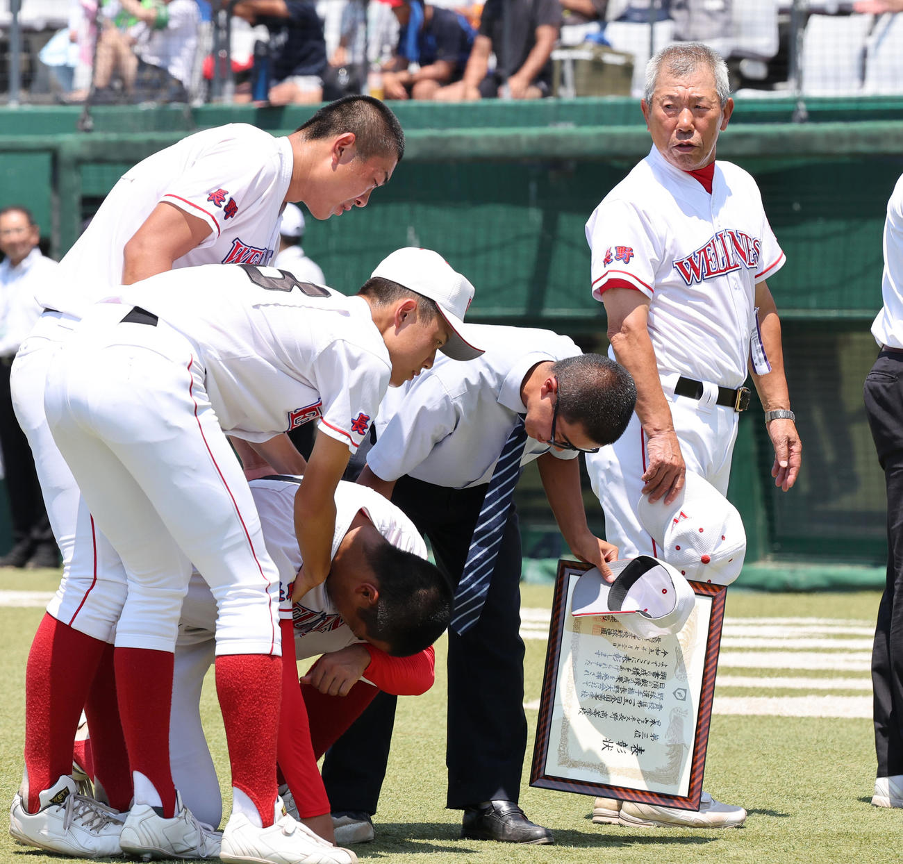 日本ウェルネス長野対上田西　勇退する日本ウェルネス長野・中原監督（右）は、決勝進出を逃し整列しあいさつ（撮影・野上伸悟）