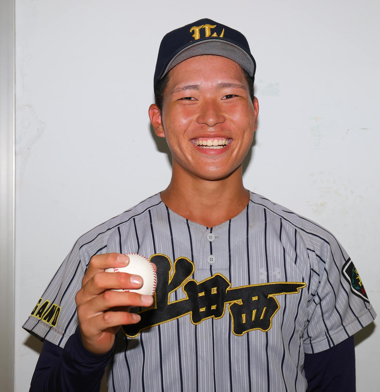 日本ウェルネス長野対上田西　勝利球を手に笑顔の上田西先発の服部（撮影・野上伸悟）