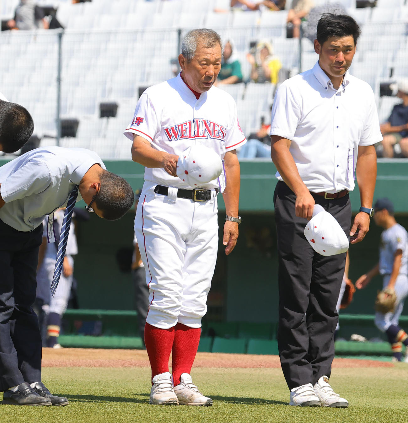 日本ウェルネス長野対上田西　試合前に応援席にあいさつする日本ウェルネス長野・中原監督（中央）ら（撮影・野上伸悟）