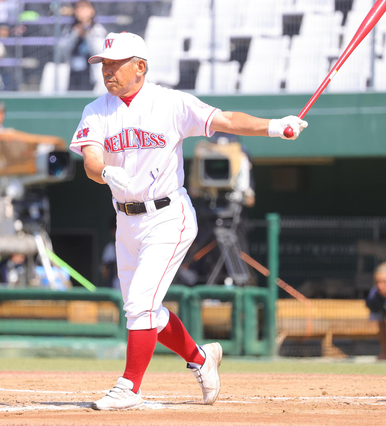日本ウェルネス長野対上田西　試合前にノックをする日本ウェルネス長野・中原監督（撮影・野上伸悟）
