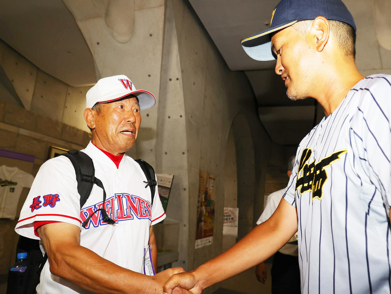日本ウェルネス長野対上田西　勇退する日本ウェルネス長野・中原監督（左）は、上田西・吉崎監督と試合後に握手（撮影・野上伸悟）