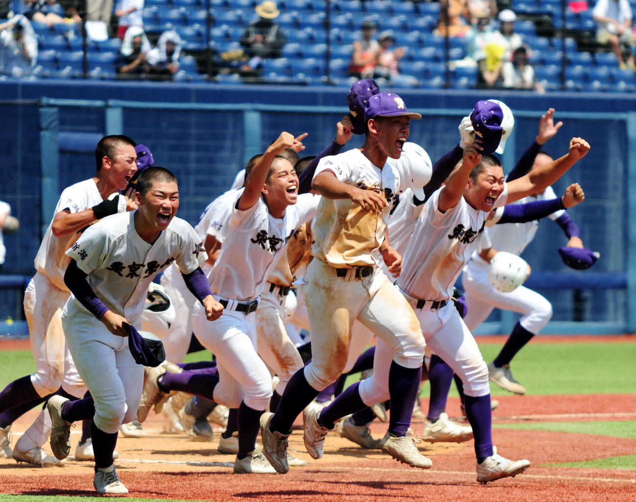 初の甲子園出場を決め、喜ぶ東京学館新潟の選手たち（撮影・大島享也）