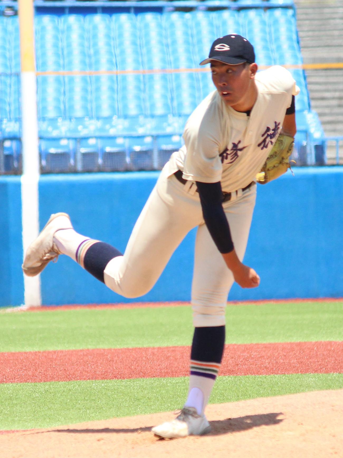 修徳対岩倉　3番手で登板した修徳・篠崎（撮影・保坂恭子）