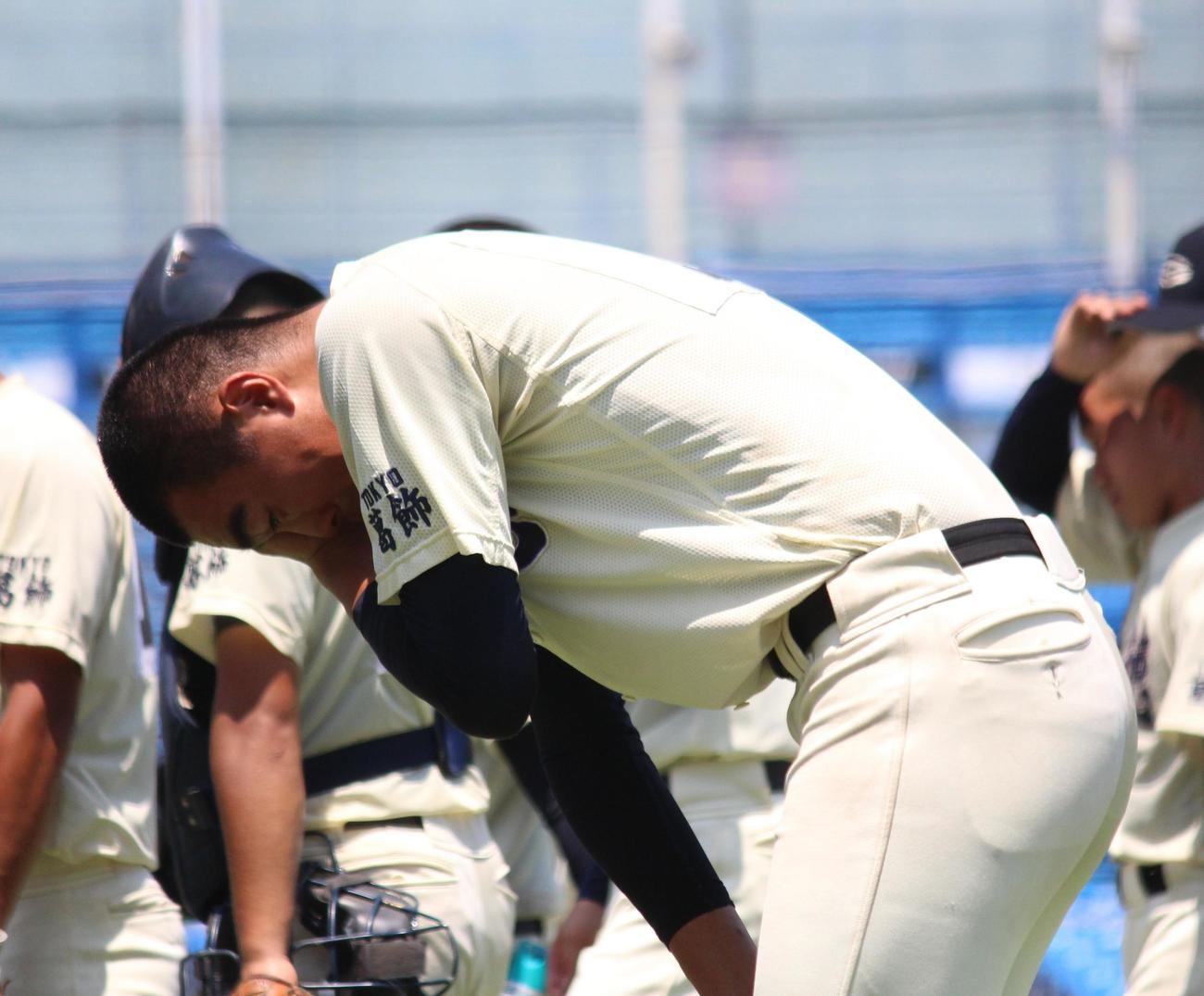 修徳対岩倉　試合後、涙する修徳・篠崎（撮影・保坂恭子）