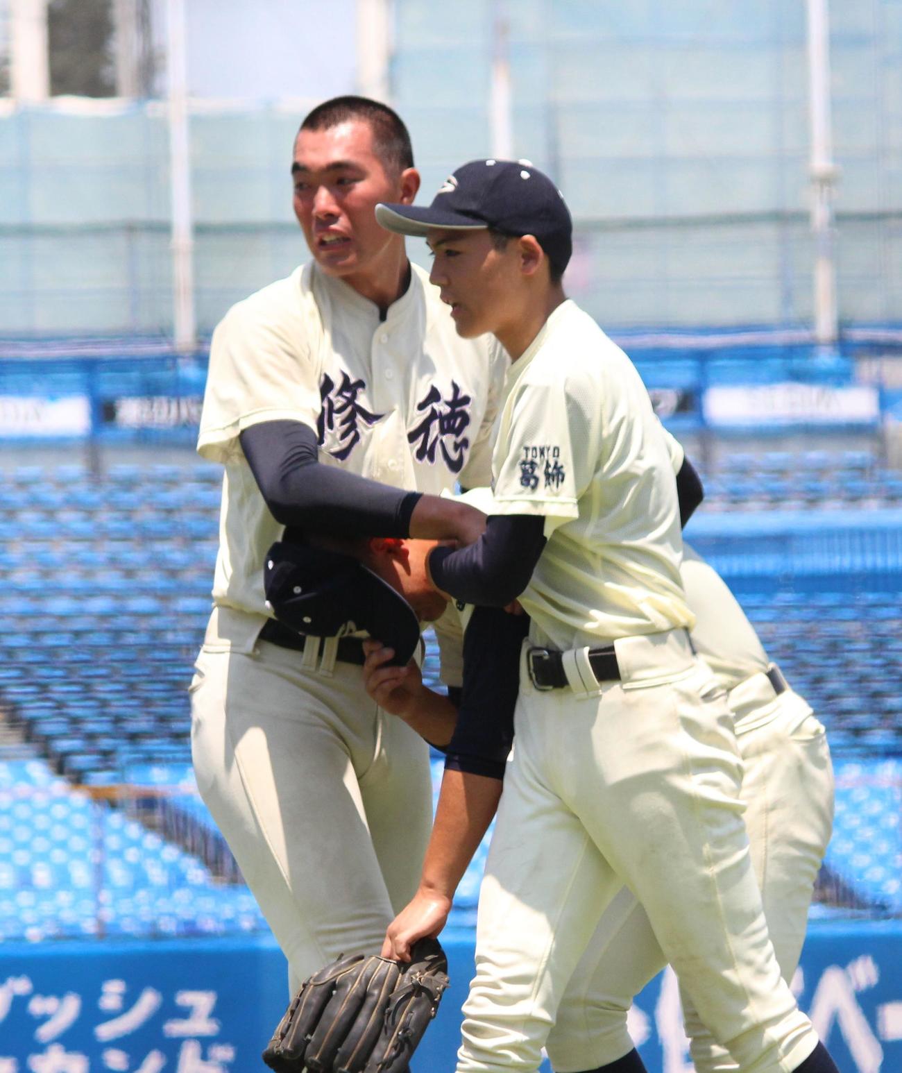 修徳対岩倉　試合後、泣き崩れる仲間を支える修徳・篠崎（左）（撮影・保坂恭子）