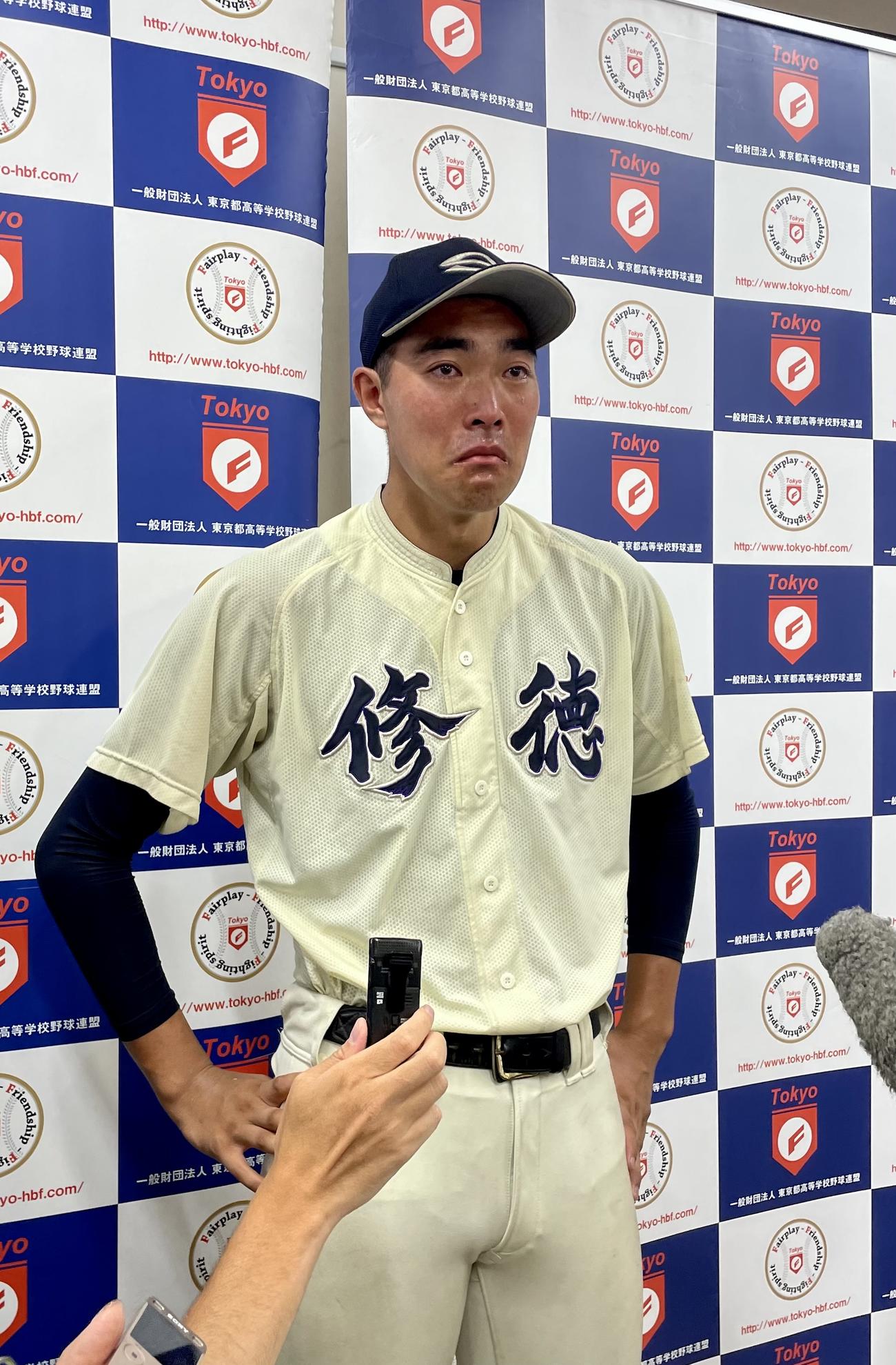 修徳対岩倉　涙を流しながら取材を受ける修徳・篠崎（撮影・保坂恭子）