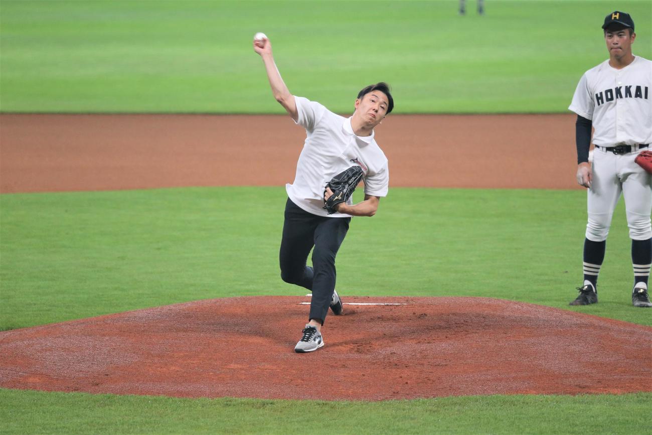 元日本ハム投手の斎藤氏は、エスコンフィールド北海道のマウンドから力強いボールを投げ込む（撮影・中島洋尚）