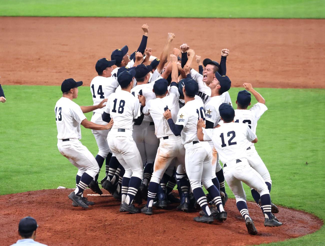 北海道栄対北海　優勝し歓喜する北海ナイン（撮影・黒川智章）
