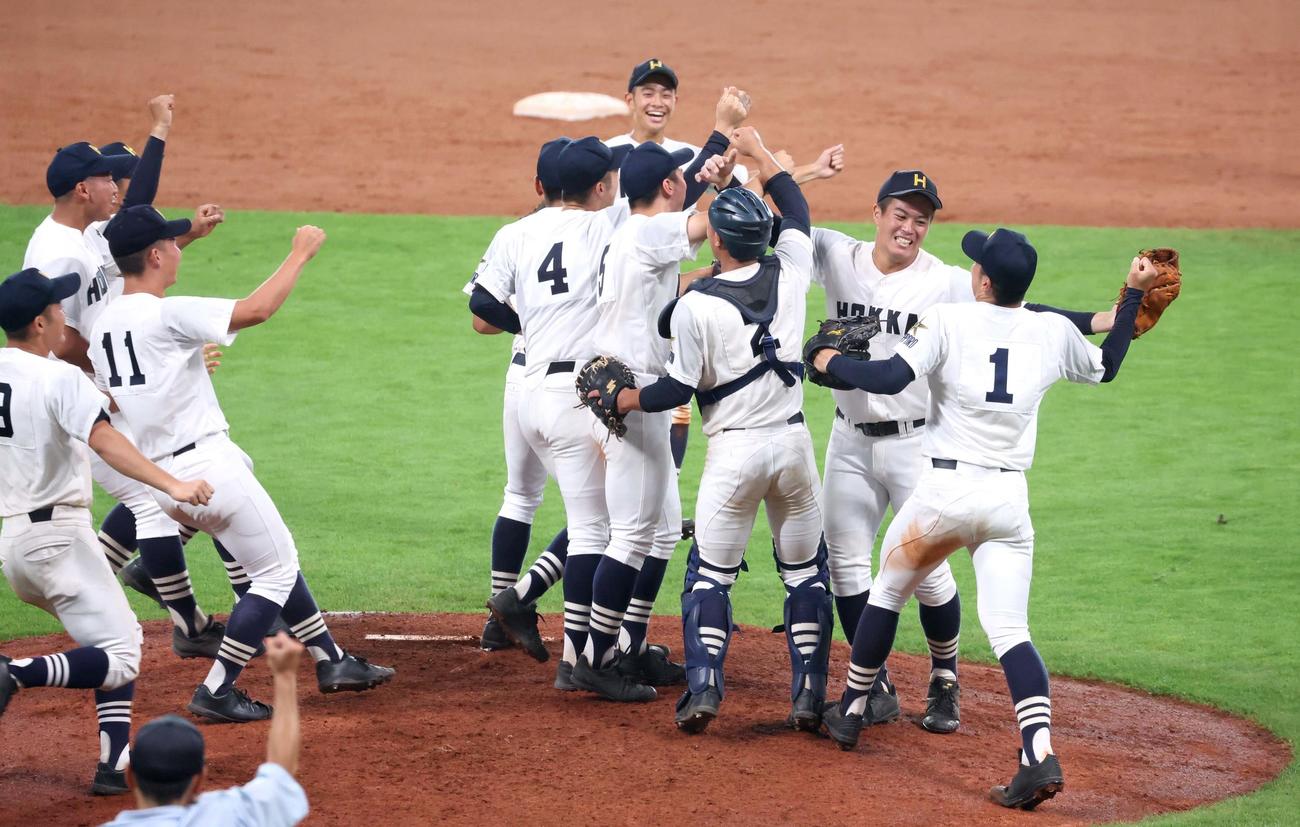 北海道栄対北海　優勝し歓喜する北海ナイン（撮影・黒川智章）