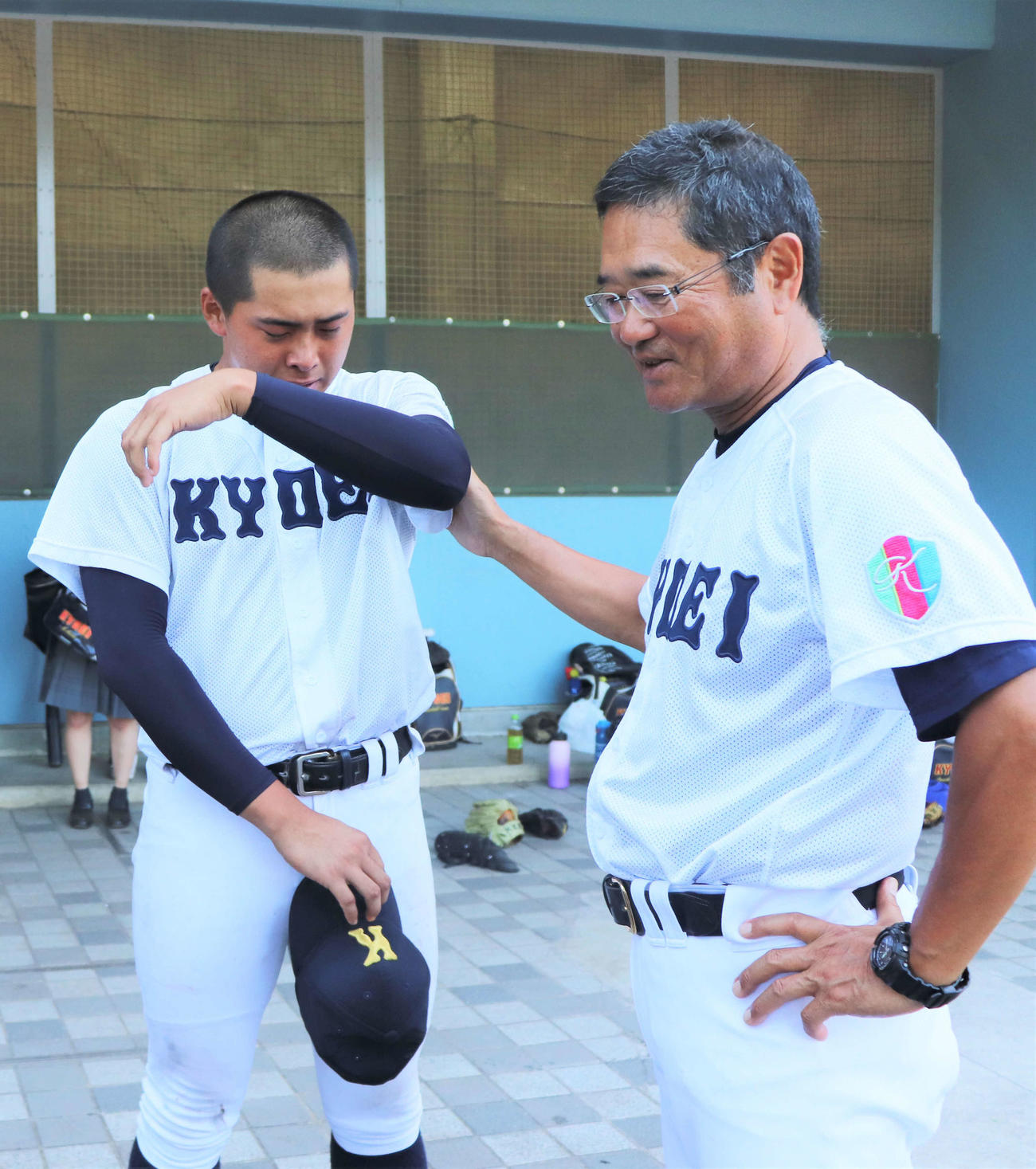 愛知大会　享栄対愛工大名電　試合後に享栄の大藤敏行監督（61）に言葉をかけられ涙を流す東松快征投手（3年）（撮影・中島麗）