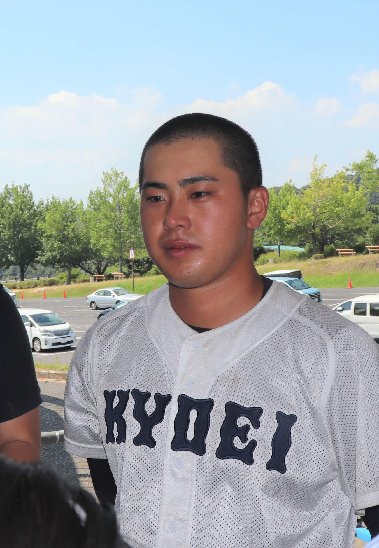 愛知大会　享栄対愛工大名電　試合後、涙ながらにインタビューに答えた東松快征投手（3年）（撮影・中島麗）
