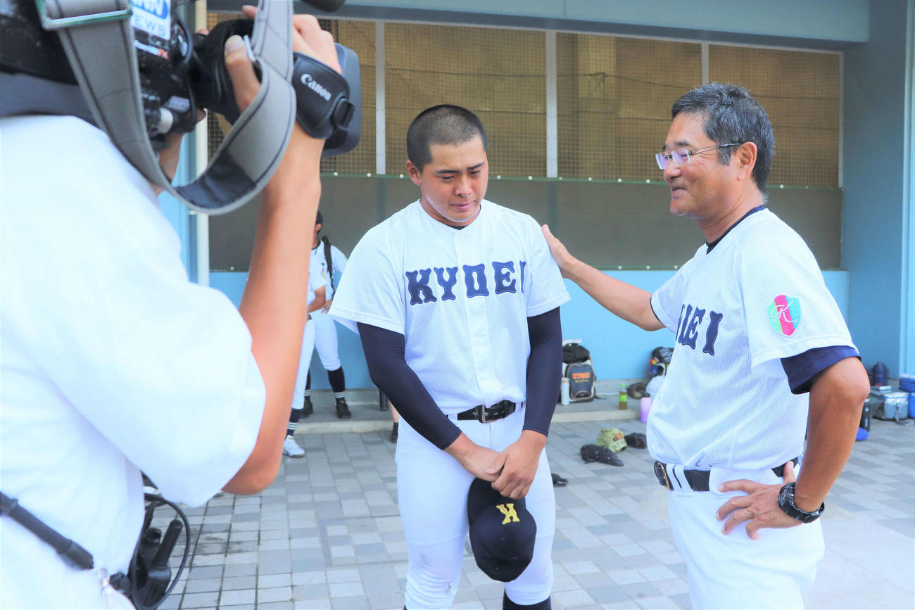 愛知大会　享栄対愛工大名電　試合後に享栄の大藤敏行監督に言葉をかけられ涙を流す東松快征投手（撮影・中島麗）