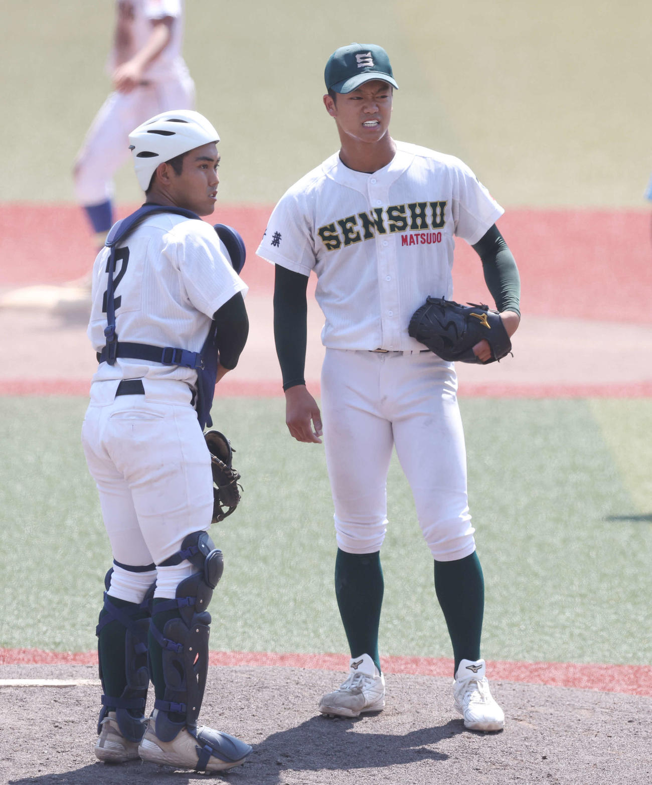 専大松戸対志学館　3回裏志学館1死一、三塁、山田に適時二塁打を浴び、厳しい表情の平野（右）（撮影・宮地輝）