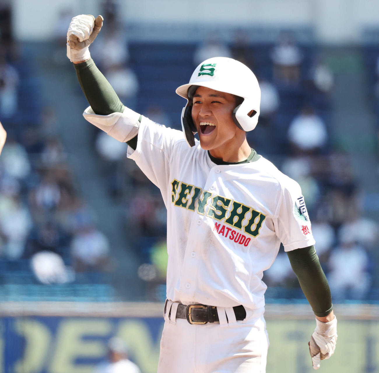 専大松戸対志学館　5回表専大松戸1死二、三塁、勝ち越し2点適時打を放ち、ガッツポーズする広川（撮影・宮地輝）