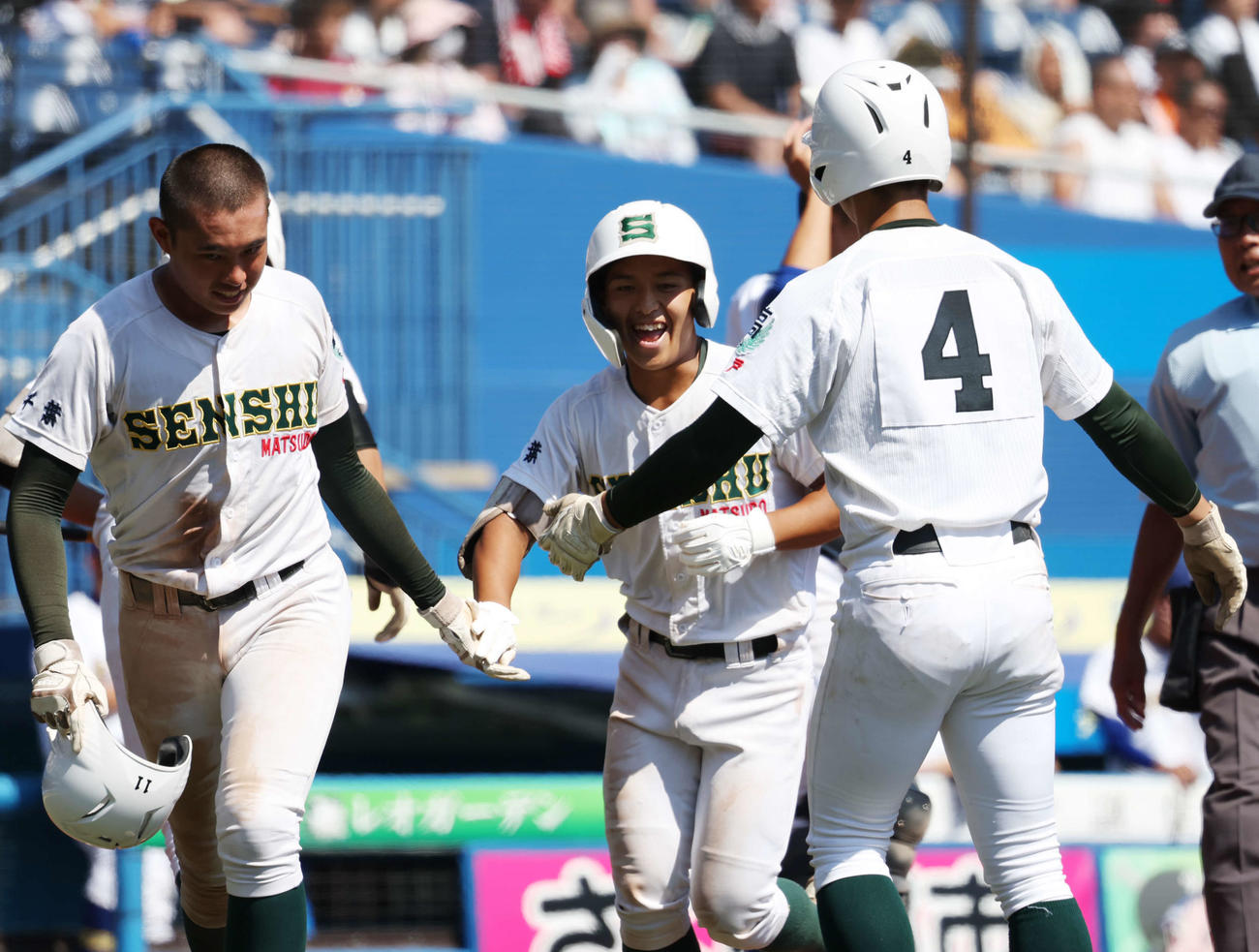 専大松戸対志学館　5回表専大松戸2死一、二塁、右越え3点本塁打を放ち、笑顔の清水友（撮影・宮地輝）