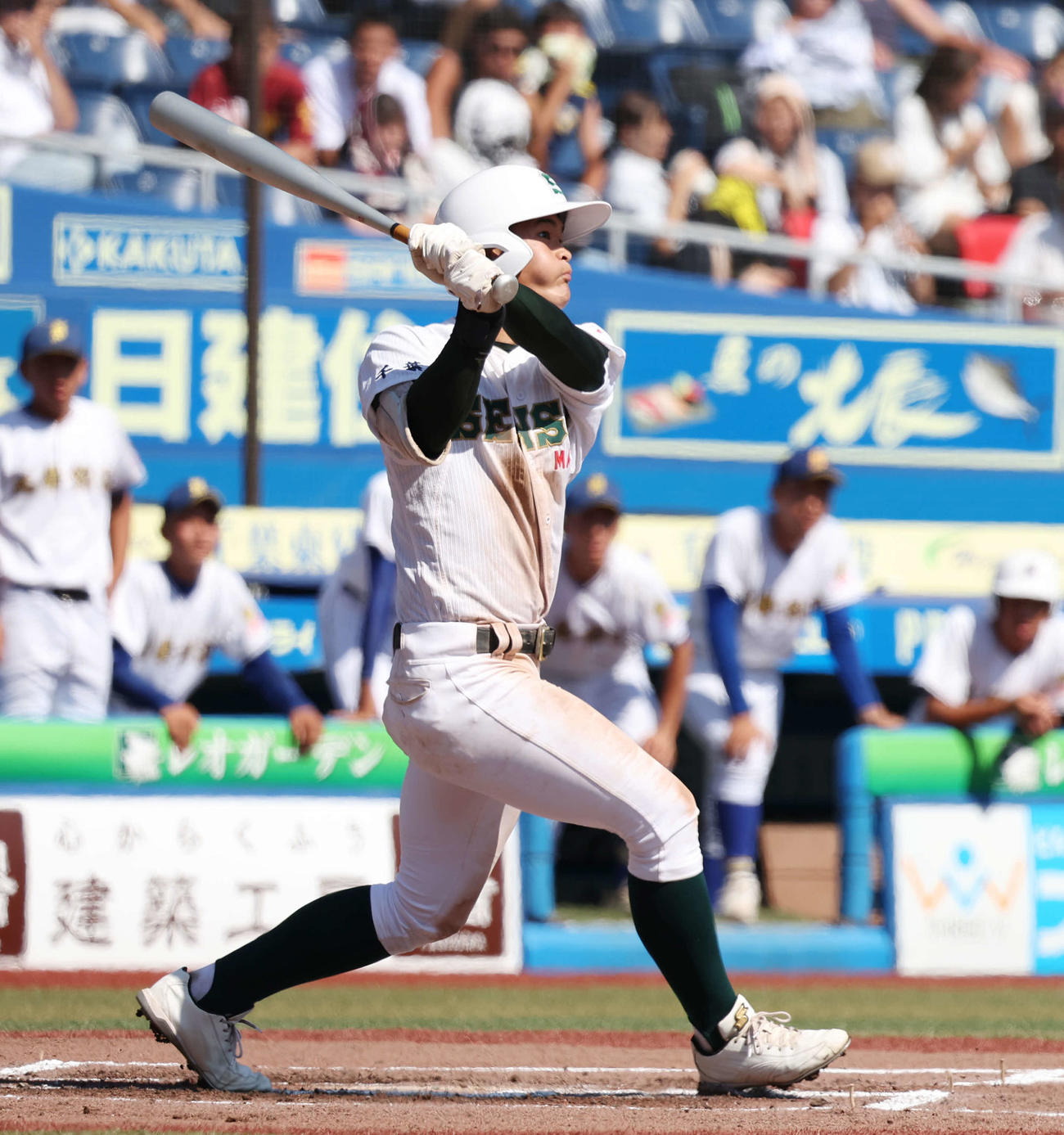 専大松戸対志学館　6回表専大松戸2死一、二塁、右越え3点本塁打を放つ宮尾（撮影・宮地輝）