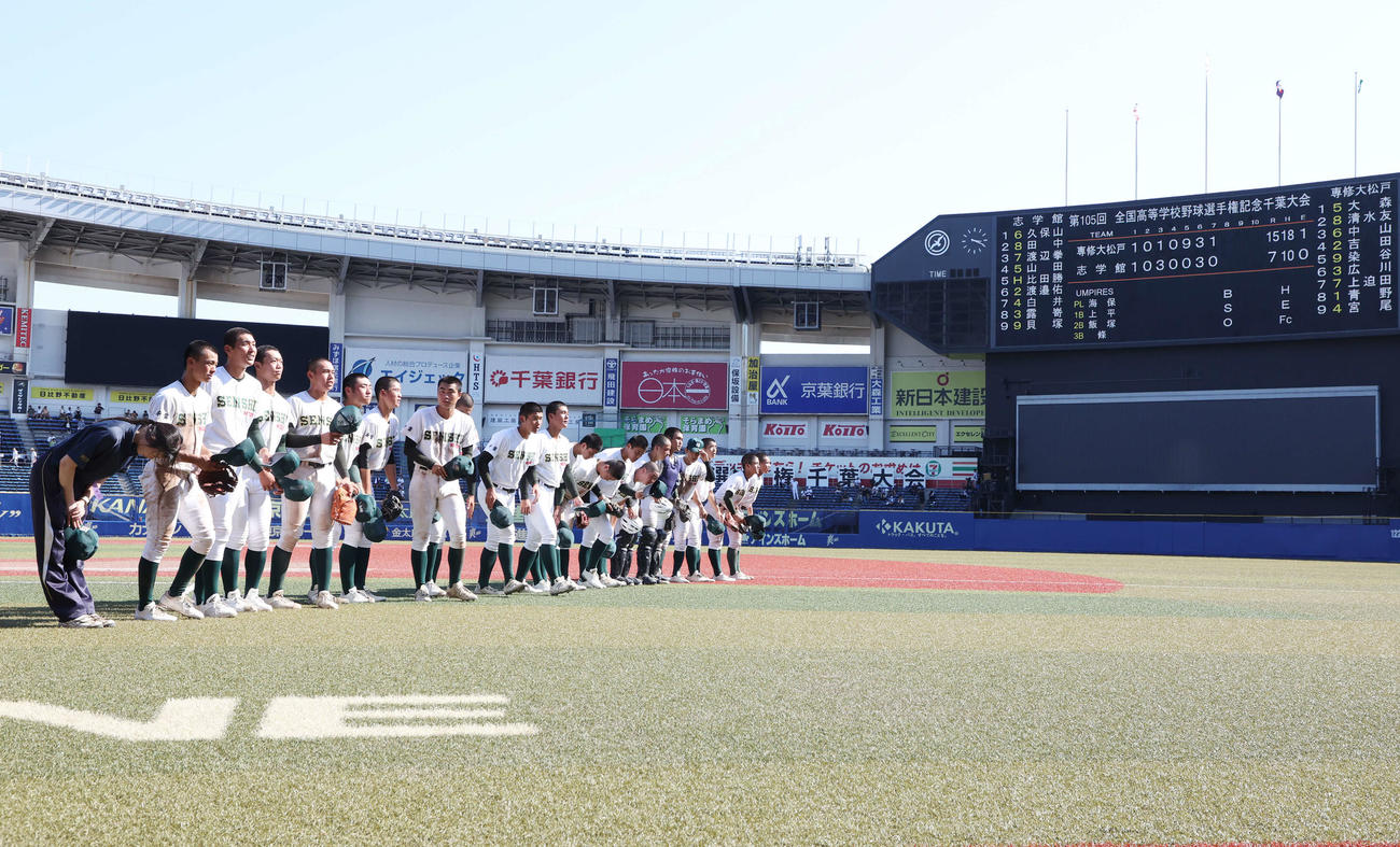 専大松戸対志学館　決勝進出を決め、応援席にあいさつする専大松戸ナイン（撮影・宮地輝）