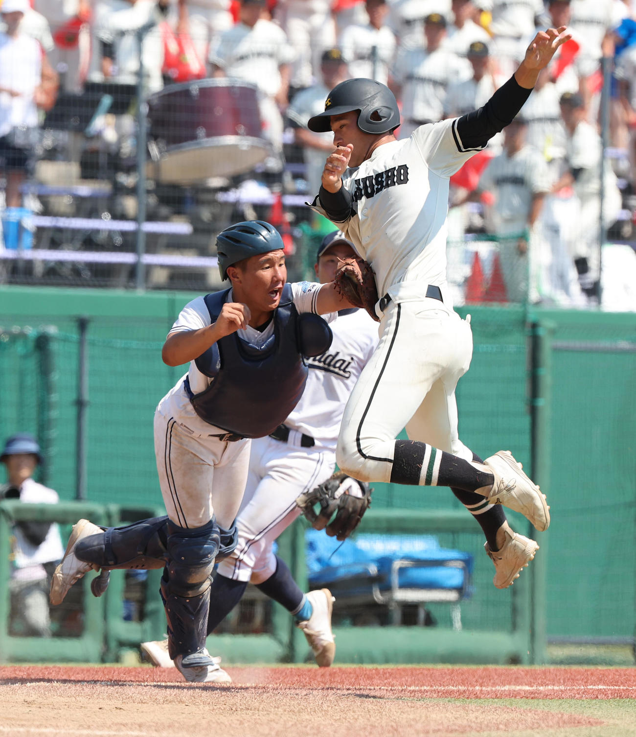 東京都市大塩尻対松商学園　6回裏松商学園2死二塁、市川の安打で三本間に挟まれアウトとなる山岸。捕手黒沢（撮影・野上伸悟）