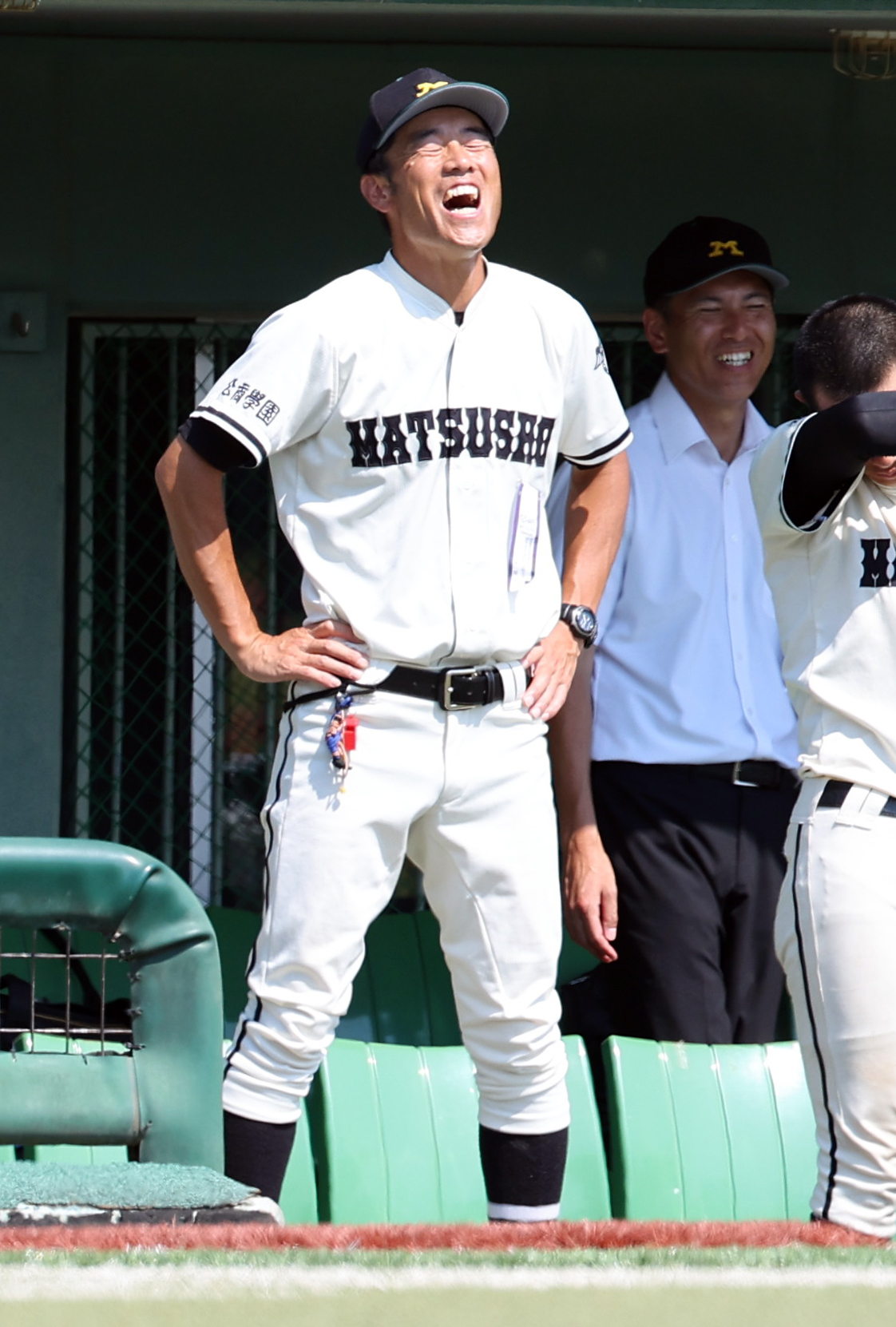 東京都市大塩尻対松商学園　ベンチで笑顔を見せる松商学園・松宗監督（撮影・野上伸悟）