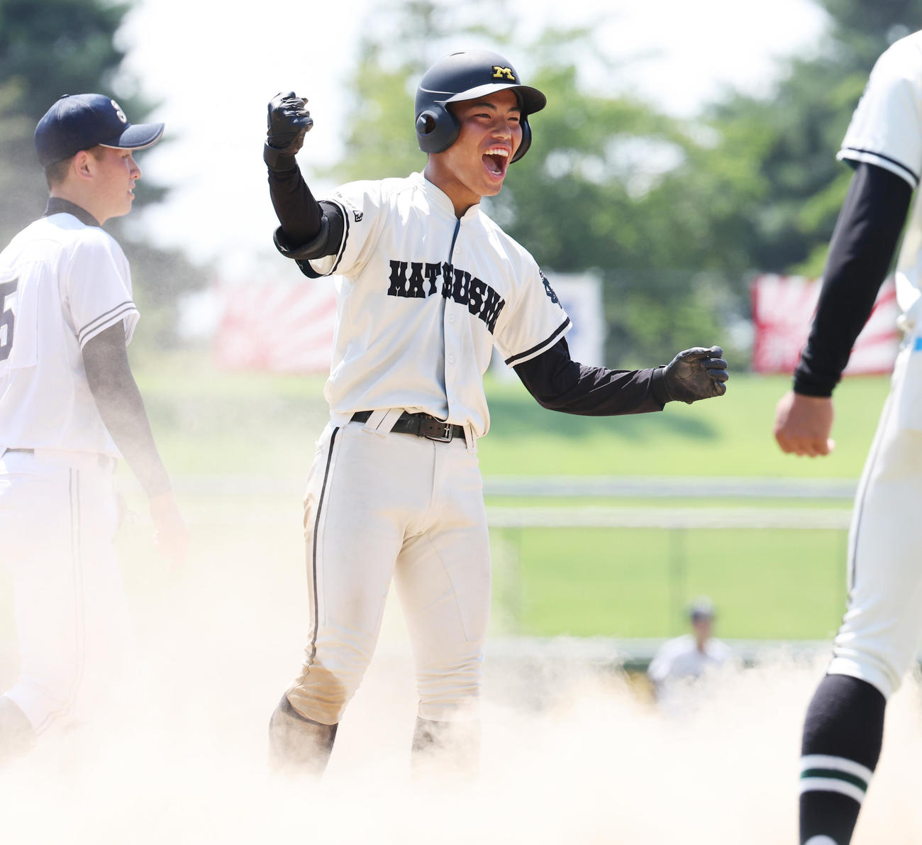 東京都市大塩尻対松商学園　5回裏松商学園2死一、二塁、左中間に2点適時三塁打を放ち喜ぶ大塚（撮影・野上伸悟）