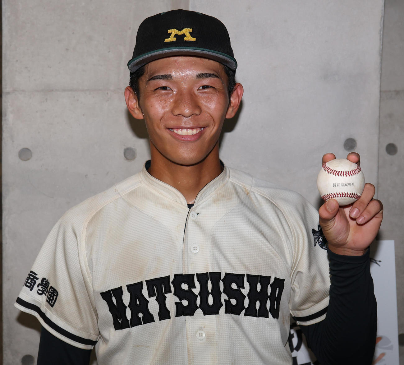 東京都市大塩尻対松商学園　ウイニングボールを手に笑顔を見せる松商学園・前田主将（撮影・野上伸悟）