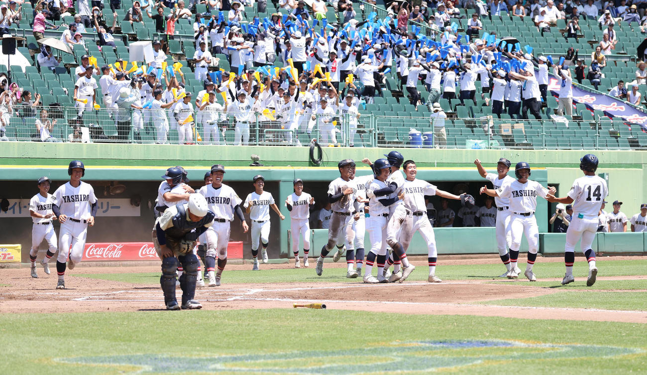 神戸国際大付対社　タイブレーク10回裏社2死三塁、西垣の敵失を誘う二ゴロでサヨナラ勝ちを決め社ナインは抱き合って喜ぶ（撮影・白石智彦）