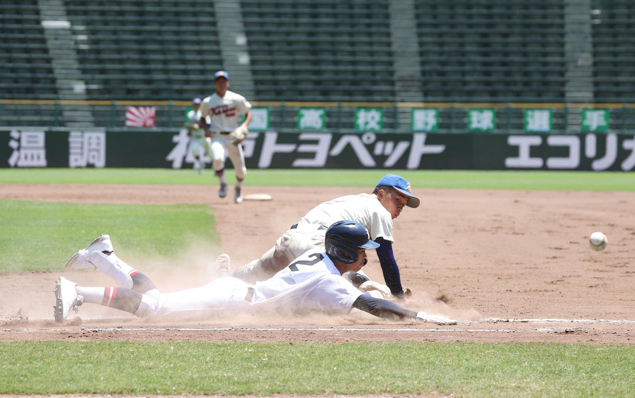 神戸国際大付対社　タイブレーク10回裏社2死三塁、西垣は敵失を誘う二ゴロを放ち一塁へヘッドスライディングする（撮影・白石智彦）