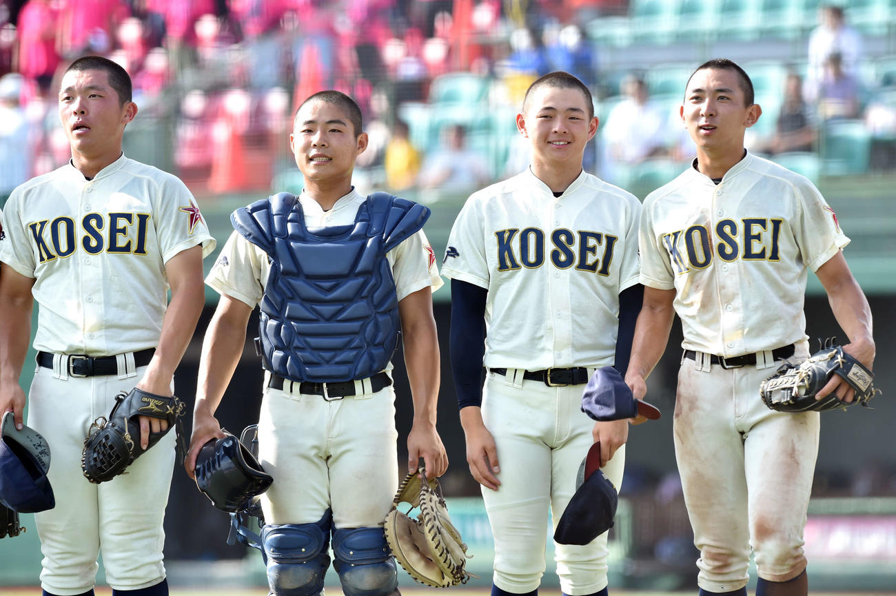 八戸学院光星対青森山田　決勝進出を決め、応援席にあいさつする八戸学院光星・中沢恒（右）らナイン（撮影・相沢孔志）