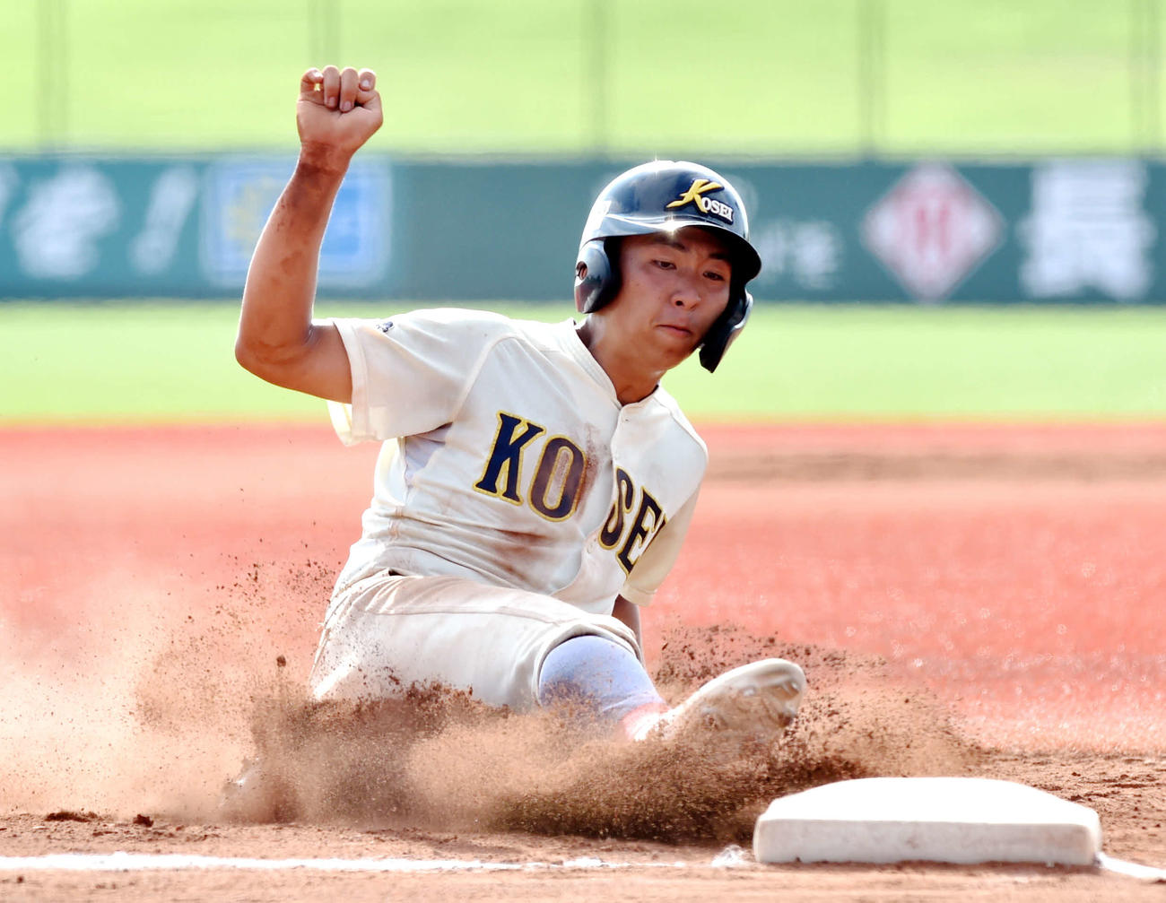 八戸学院光星対青森山田　9回表八戸学院光星1死一塁、藤原の二塁内野安打で三塁に滑り込む中沢恒（撮影・相沢孔志）