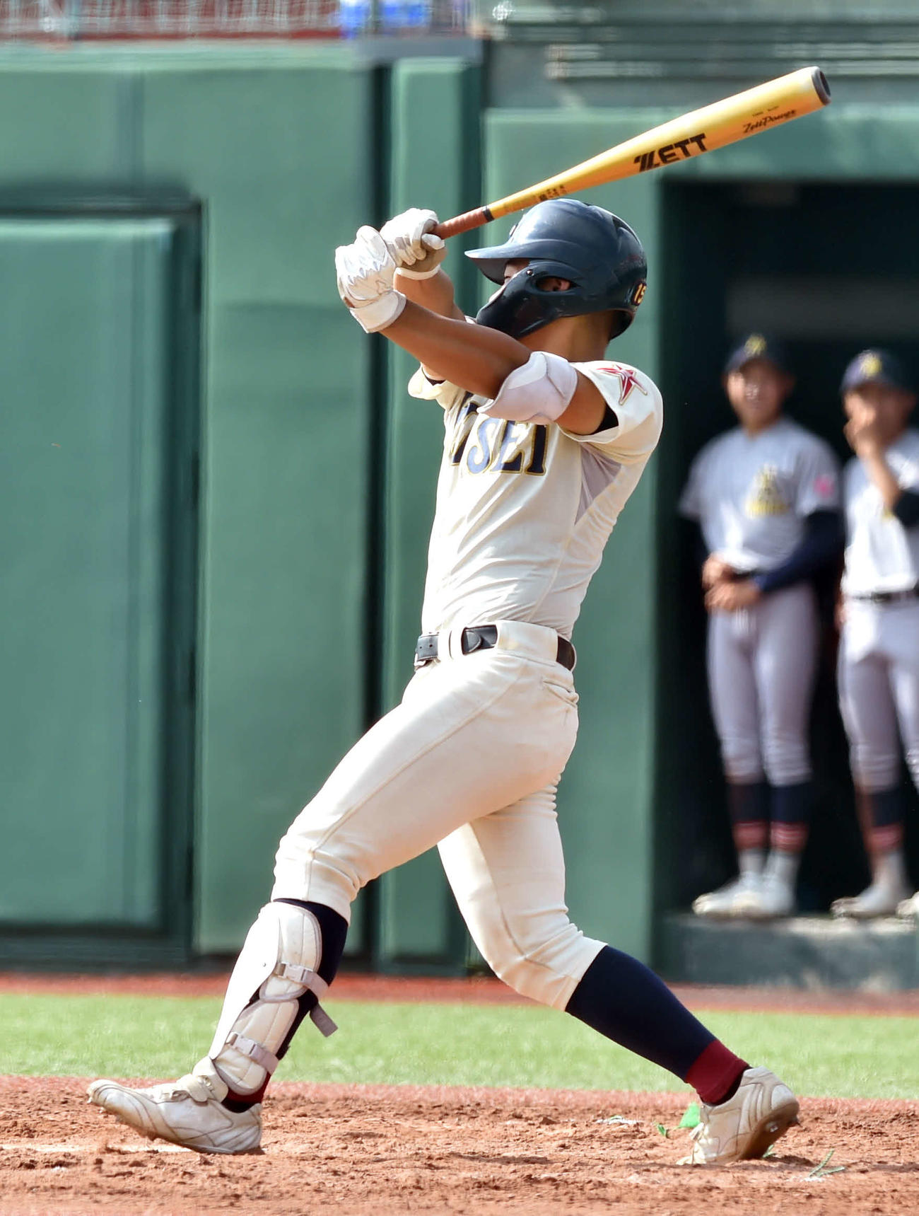 八戸学院光星対青森山田　9回表八戸学院光星1死一塁、二塁内野安打を放つ藤原（撮影・相沢孔志）