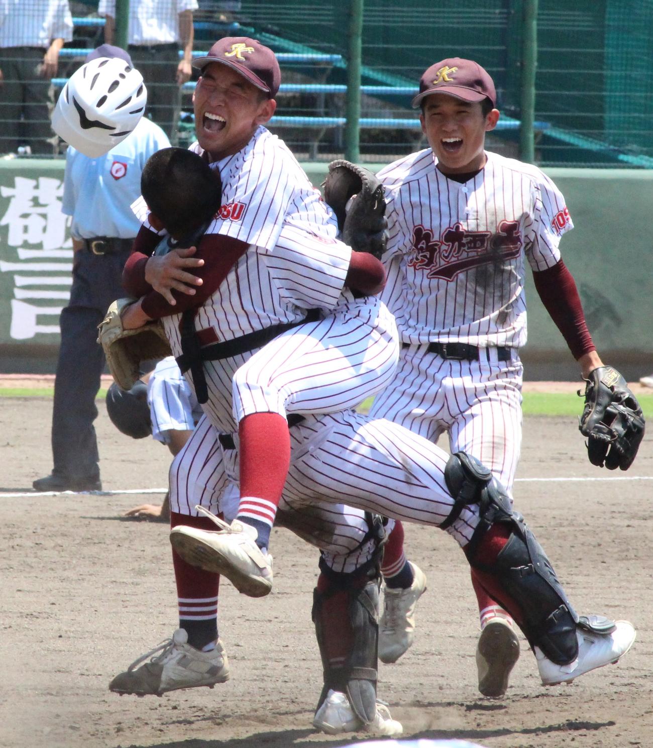 鳥栖工対神埼清明　優勝を決め、抱き合う松延晶音捕手（左）と松延響投手の兄弟バッテリー（撮影・菊川光一）