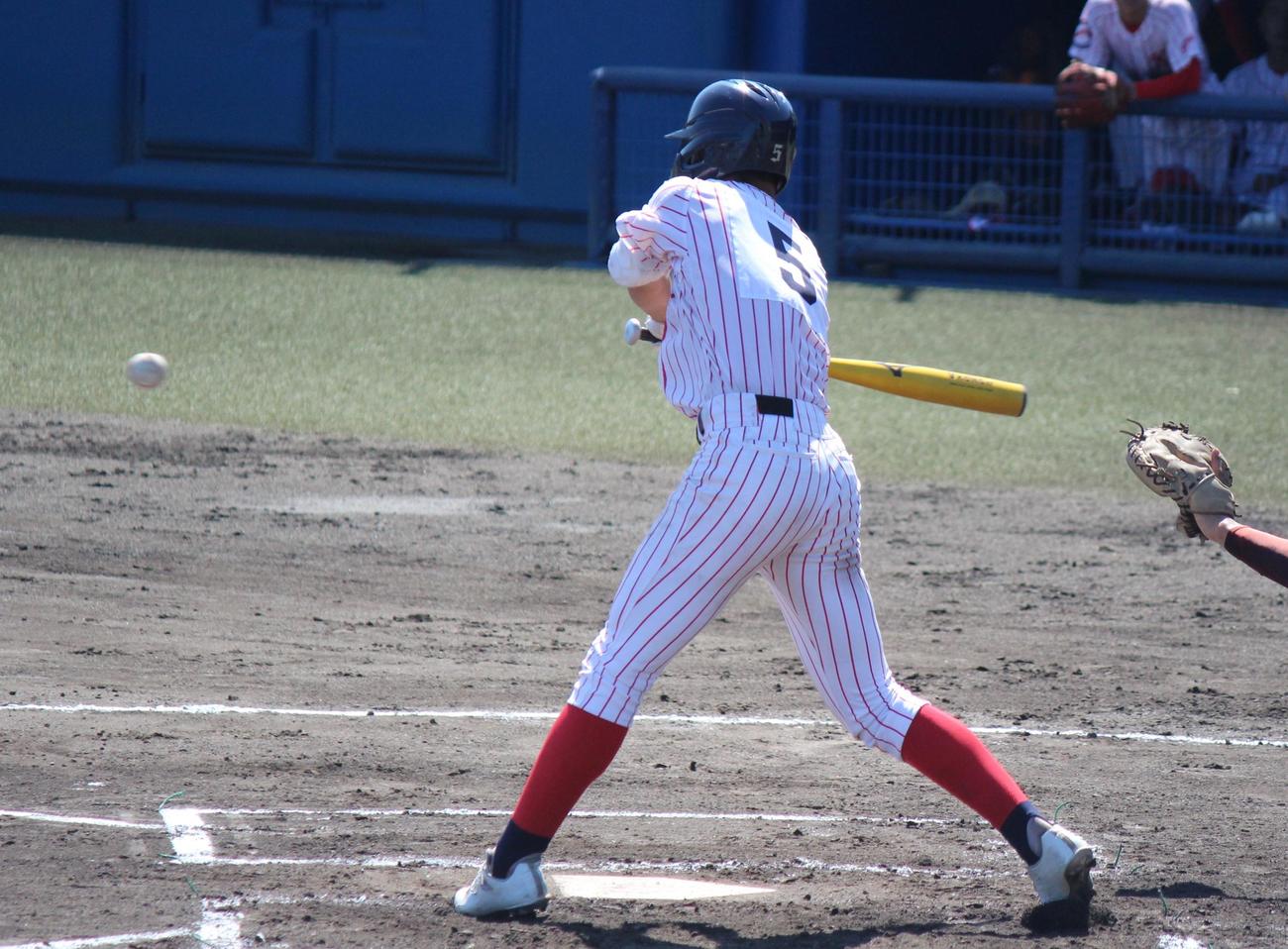 高知中央対高知　6回、右前に適時打を放つ高知中央・奥田（撮影・柏原誠）