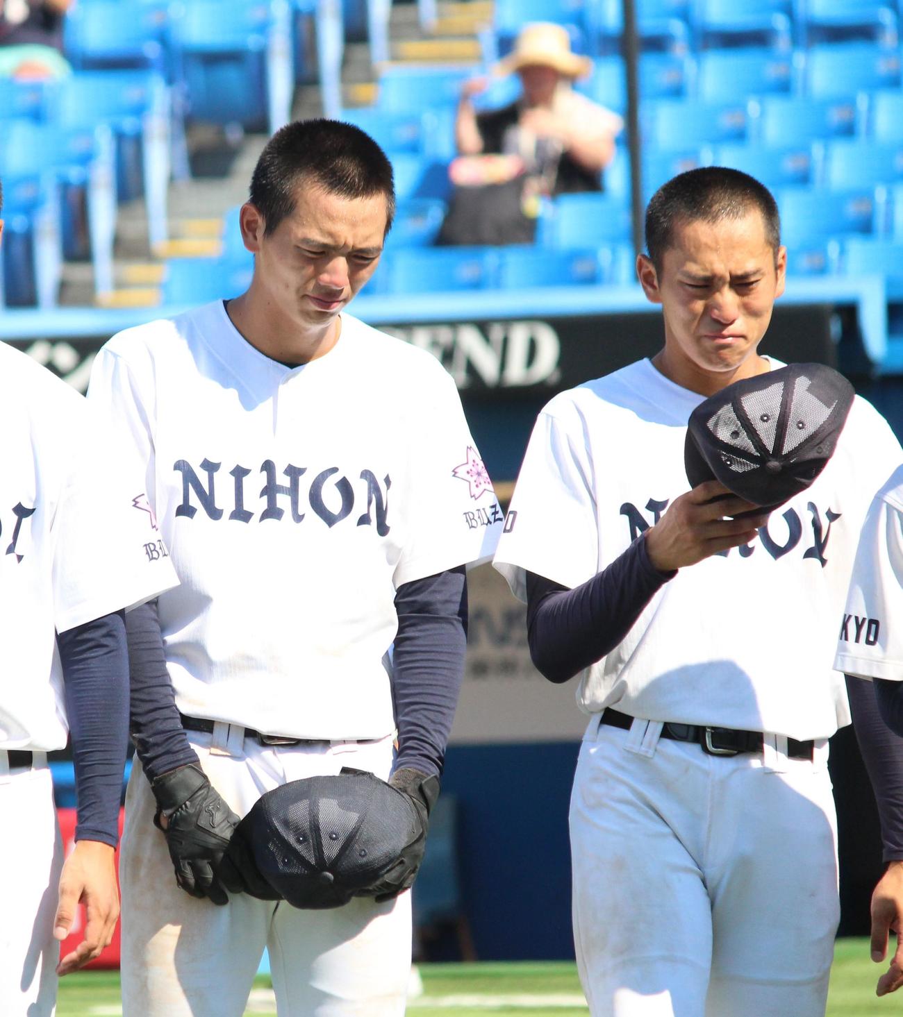 東亜学園対日大豊山　試合後、悔し涙を流す日大豊山・光永（左）（撮影・保坂恭子）