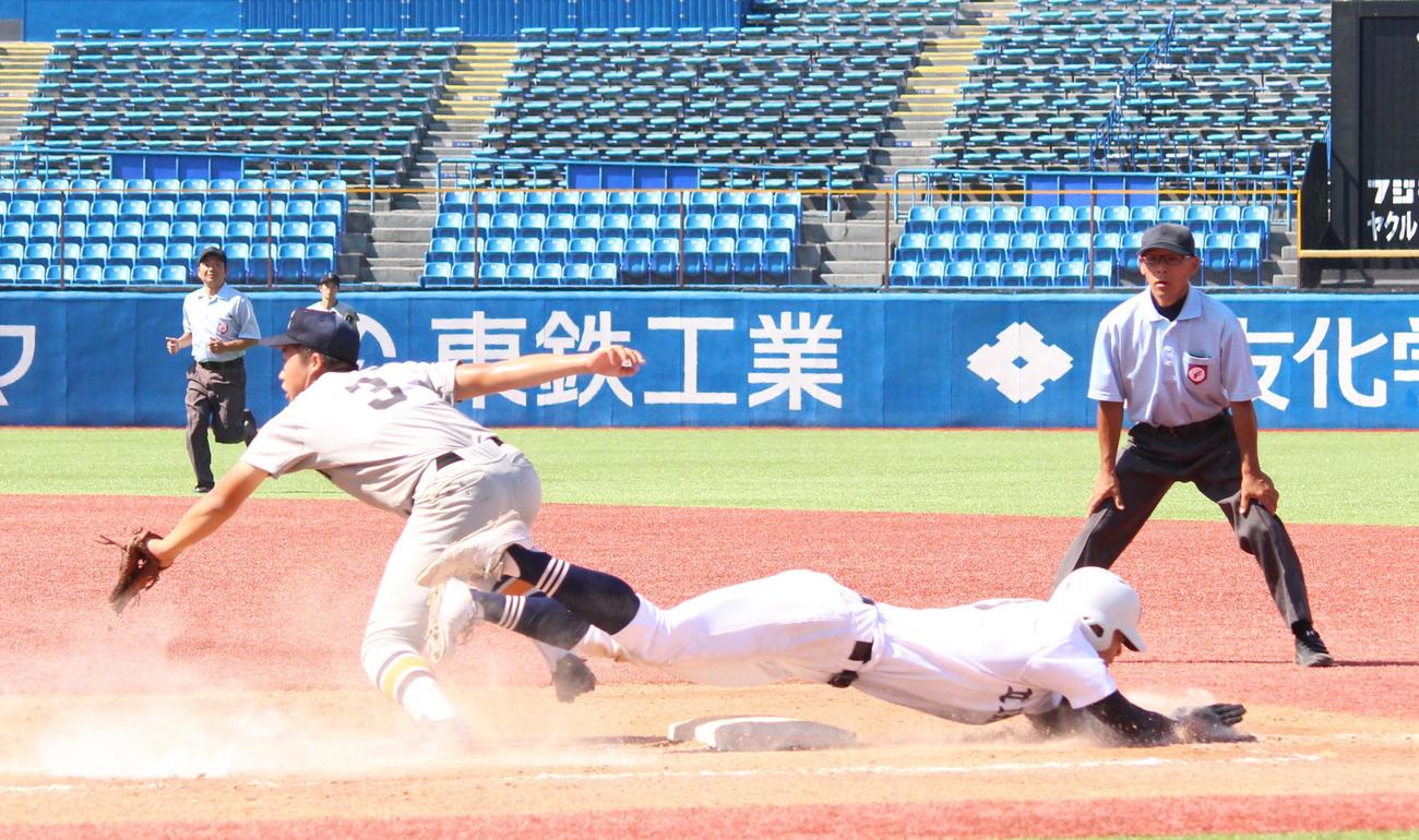東亜学園対日大豊山　8回裏日大豊山2死、ヘッドスライディングで内野安打にした光永（撮影・保坂恭子）