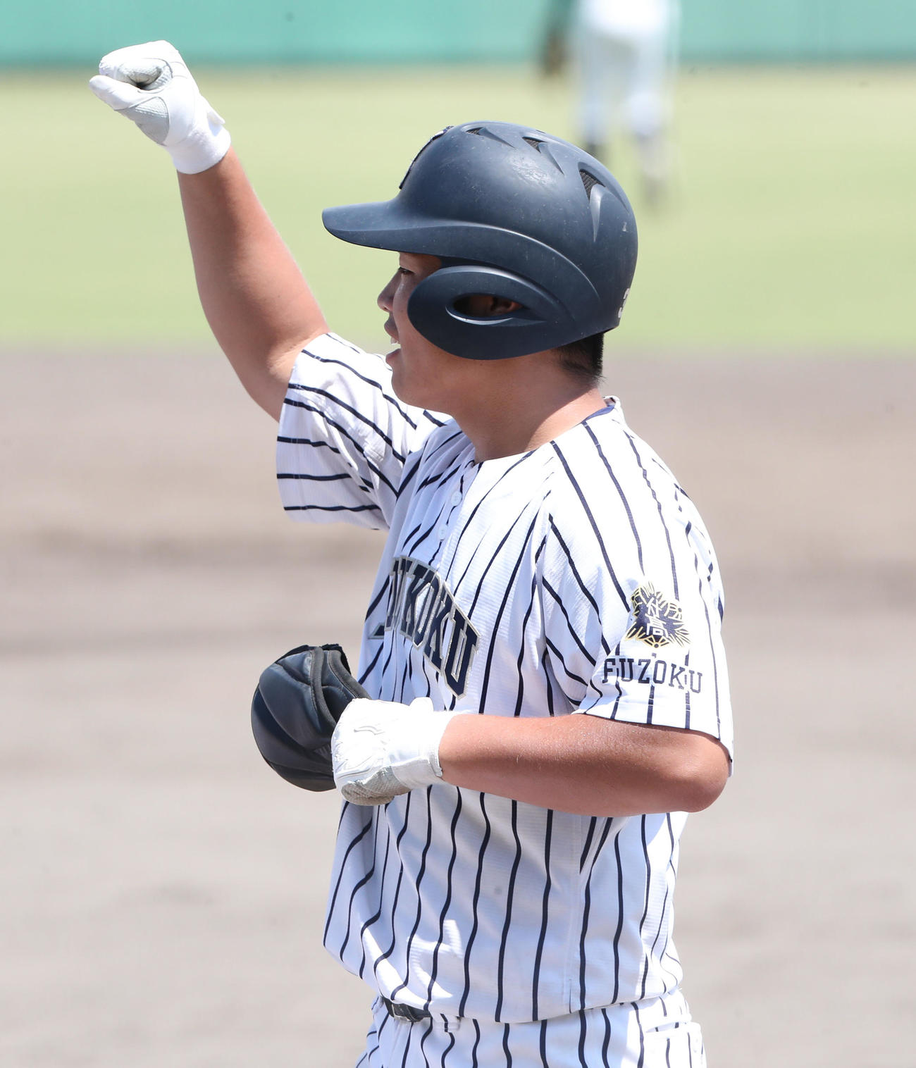 大牟田対九州国際大付　1回裏九州国際大付2死二塁、佐倉は左越えに先制適時打を放つ、ガッツポーズ（撮影・梅根麻紀）