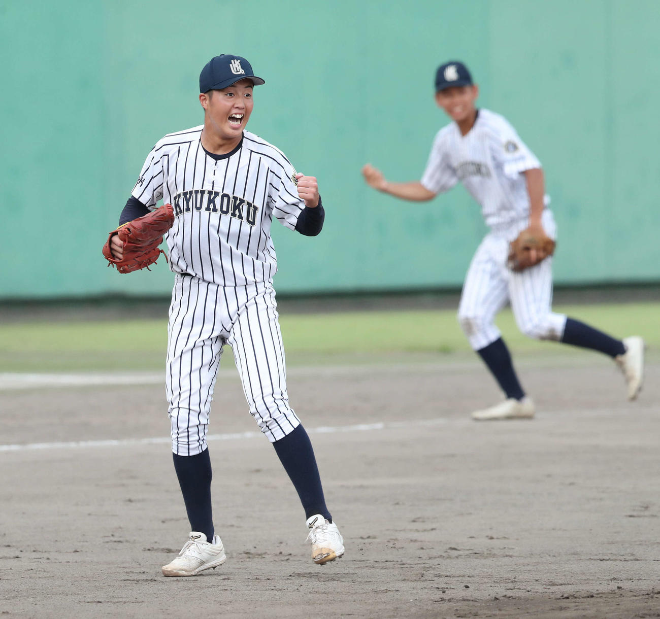 大牟田対九州国際大付　9回表大牟田1死一塁、境を遊併殺打に仕留めガッツポーズする九州国際大付・田端（撮影・梅根麻紀）