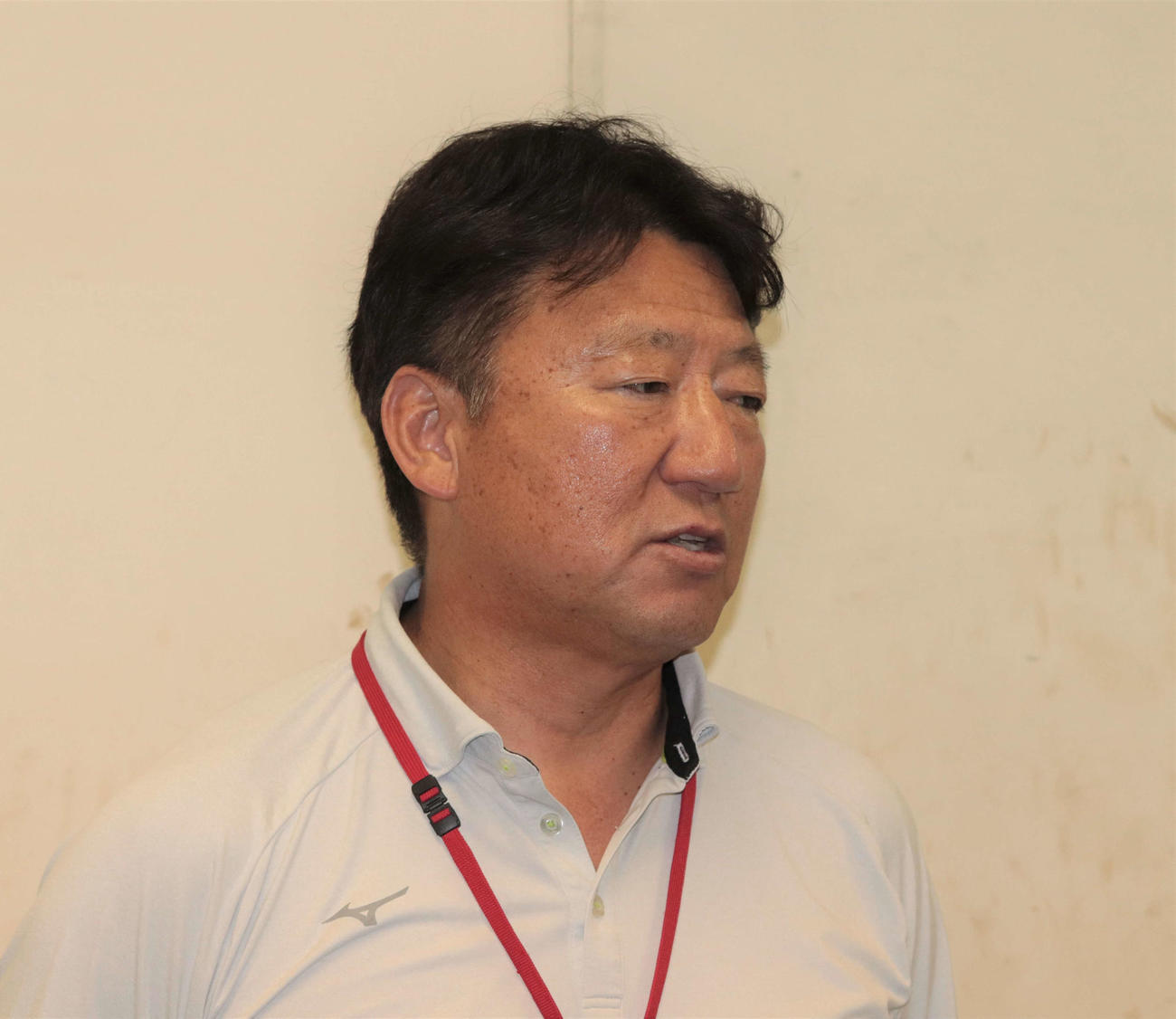 浦和学院の試合前に囲み取材を受ける、浦和学院前監督の森士氏（撮影・佐瀬百合子）