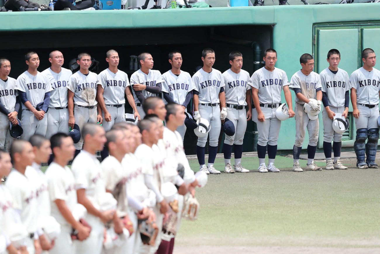 希望が丘対東筑　東筑（手前）に敗れ、ベンチ前に整列する希望が丘ナイン（撮影・梅根麻紀）