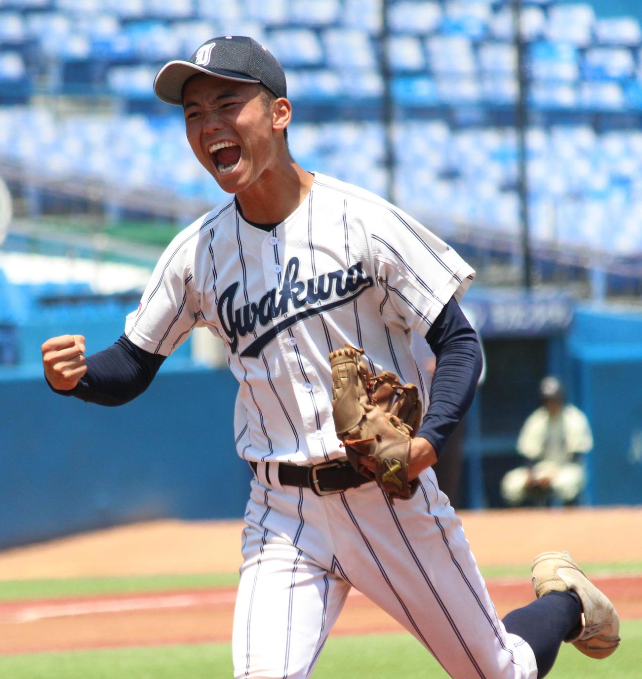 修徳対岩倉　修徳打線を抑え、ガッツポーズでベンチに戻る岩倉・大野（撮影・保坂恭子）