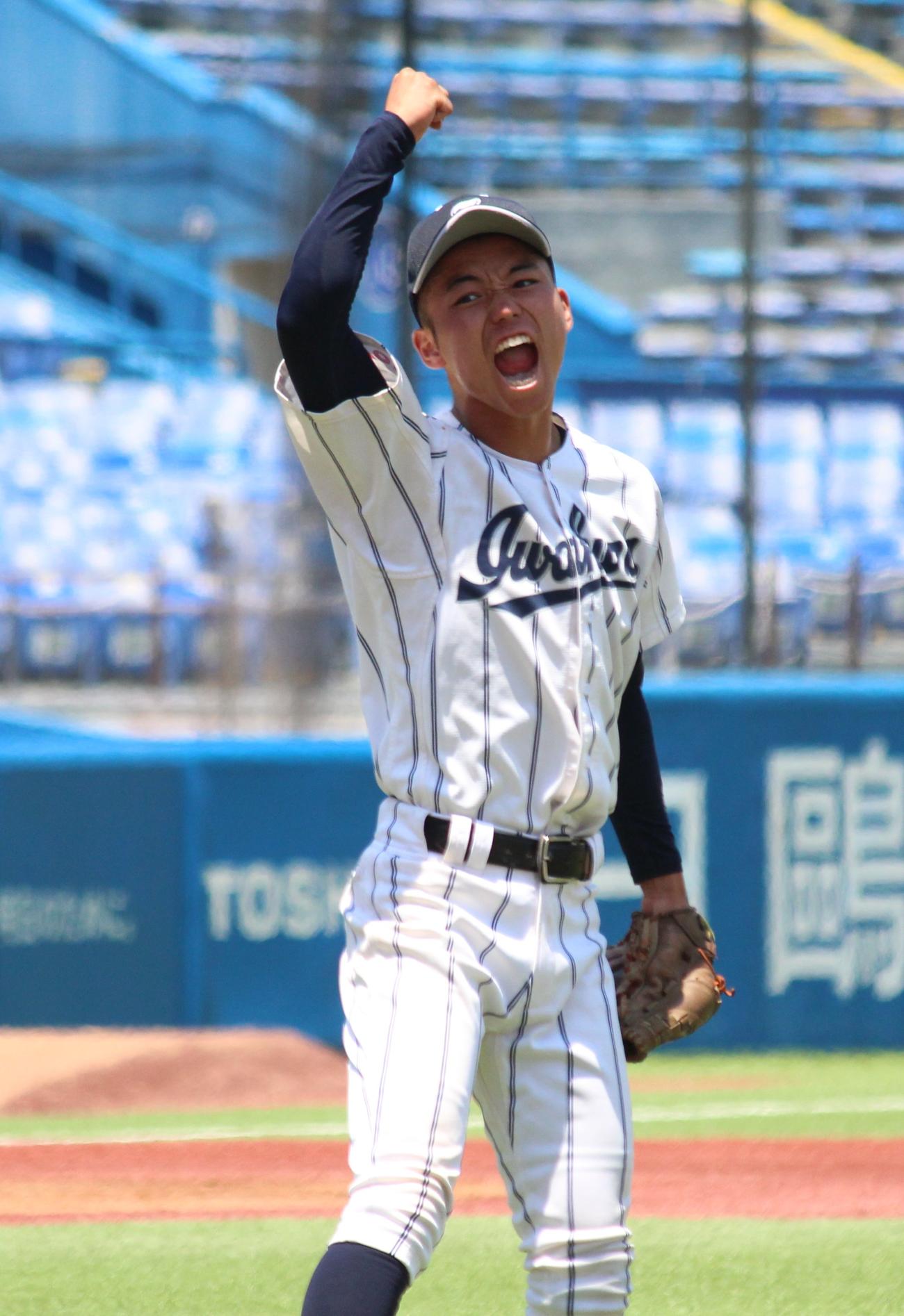 修徳対岩倉　相手打線を抑えてガッツポーズする岩倉・大野（撮影・保坂恭子）