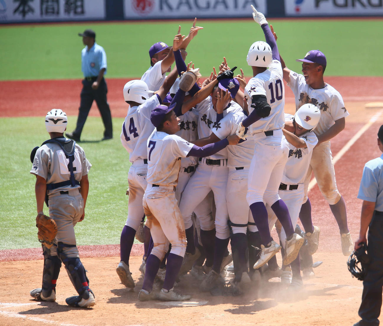 中越対東京学館新潟　ホーム上で歓喜の輪を作る東京学館新潟の選手たち