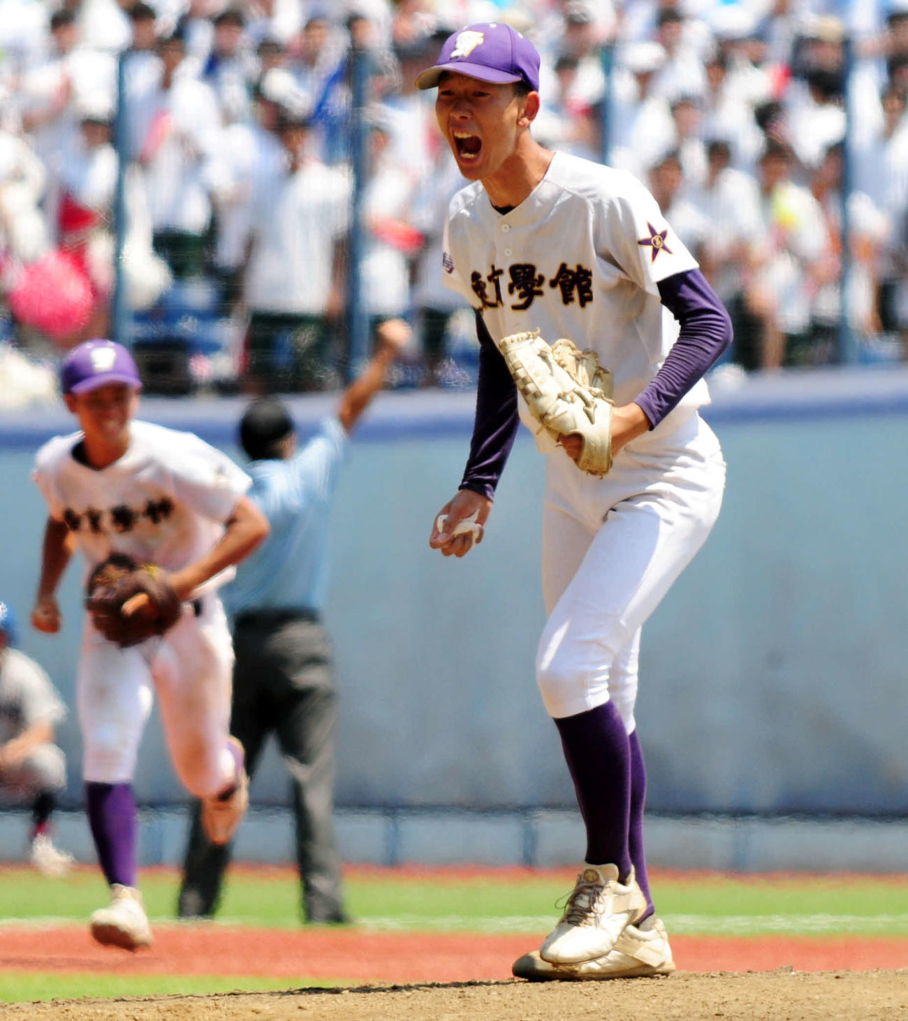 中越対東京学館新潟　9回表2死満塁を無失点に抑え、マウンド上で吠える東京学館新潟の4番手・込山（撮影・大島享也）