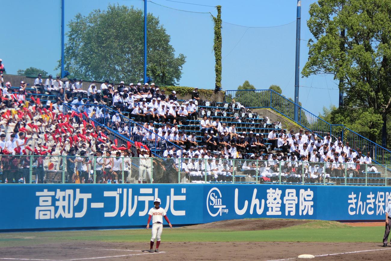 高知中央対高知　決勝を観戦する他校の野球部員（撮影・柏原誠）
