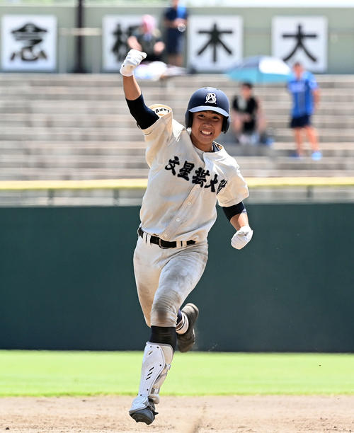 文星芸大付・黒崎翔太のサヨナラ弾で甲子園へ 昨年補欠、スマホ使用で