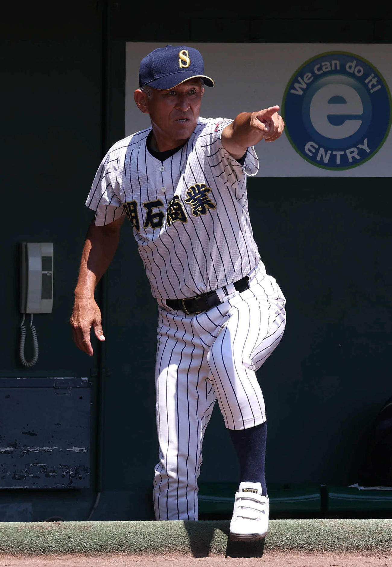 明石商対滝川二　ベンチからナインに指示を出す明石商・狭間監督（撮影・白石智彦）