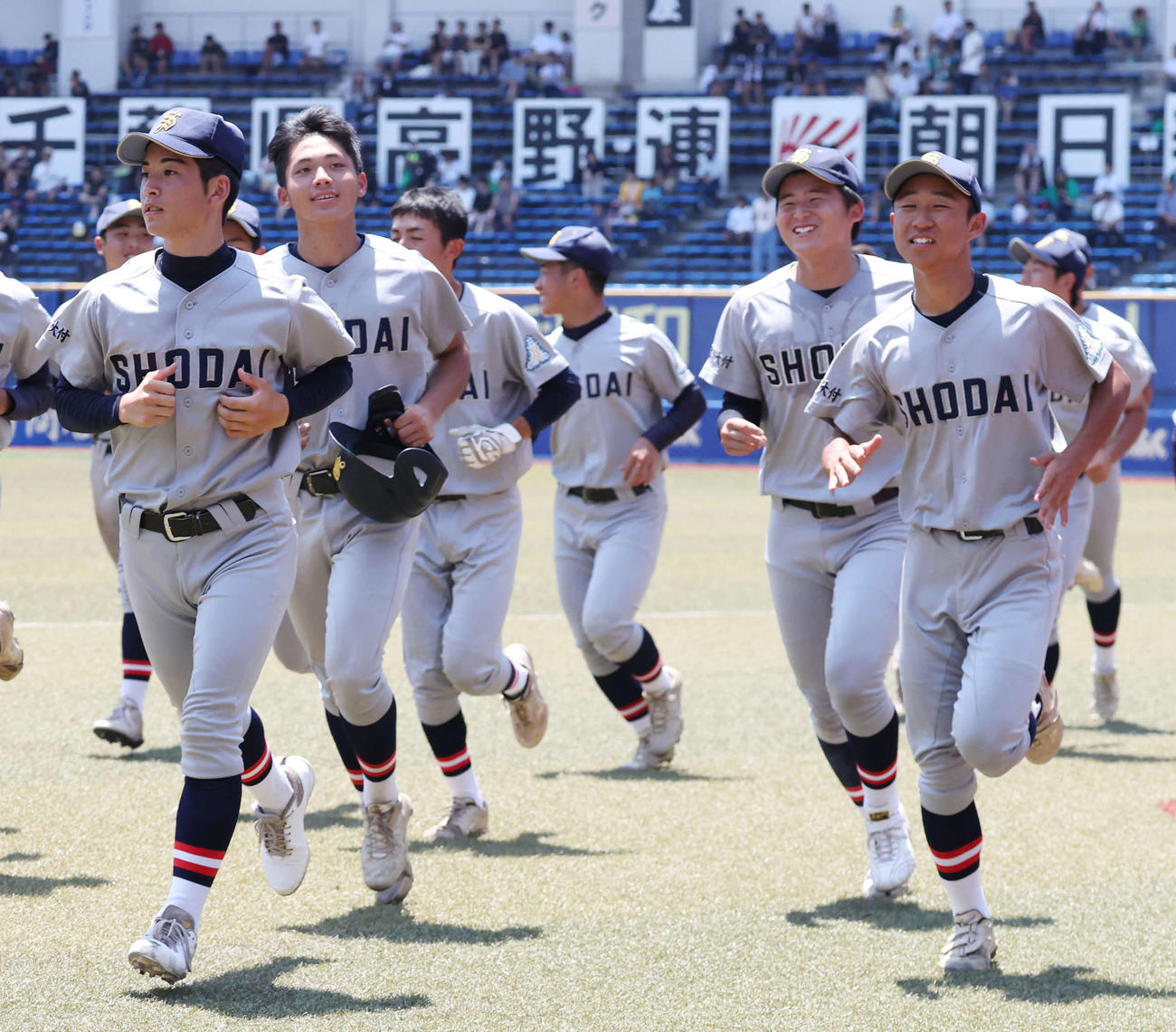千葉商大付対習志野　敗れるも、晴れやかな表情の千葉商大付・平山（左から2人目）ら選手たち（撮影・宮地輝）