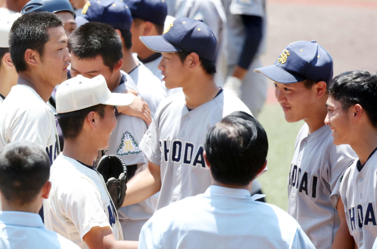 千葉商大付対習志野　試合後、習志野・小城（左端）らと笑顔であいさつを交わす千葉商大付・平山（右端）（撮影・宮地輝）