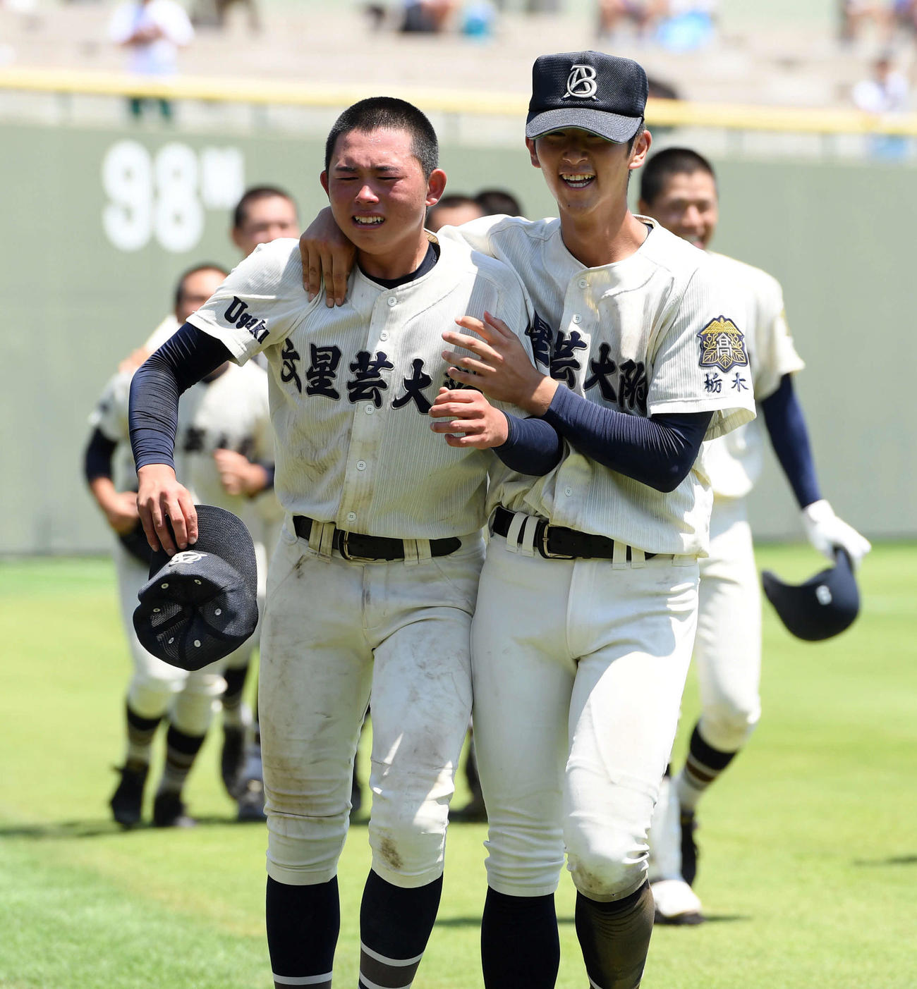 作新学院対文星芸大付　優勝を飾りうれし涙を見せる文星芸大付・渋谷（左）（撮影・たえ見朱実）